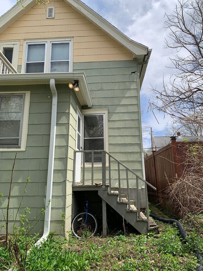 Building Photo - 418 S Orchard St