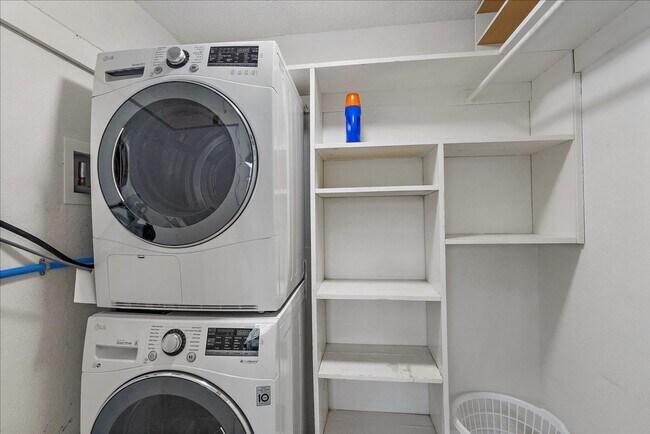 Building Photo - Beautifully updated 2 bed/2 bath located c...