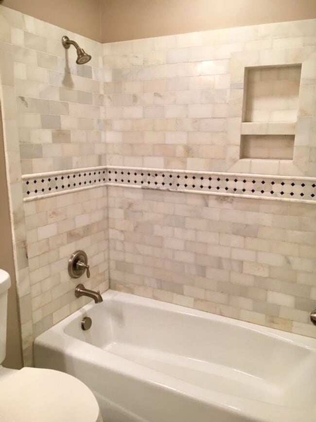 Building Photo - Downtown Town House - Steps to the Battery, Colonial Lake and King Street!