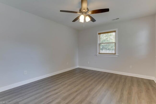 Building Photo - 1405 Baychester Ave