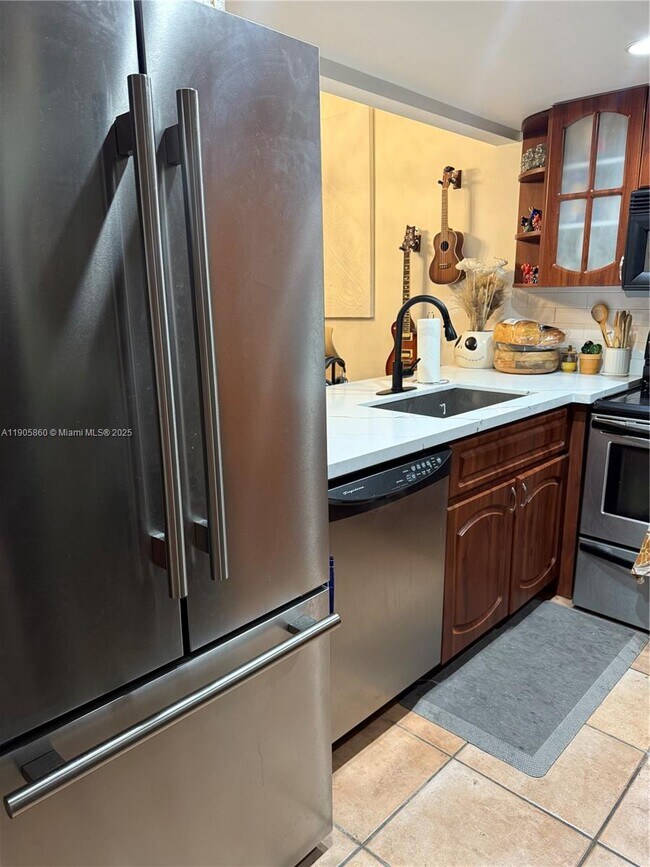 Building Photo - 540 Brickell Key Dr