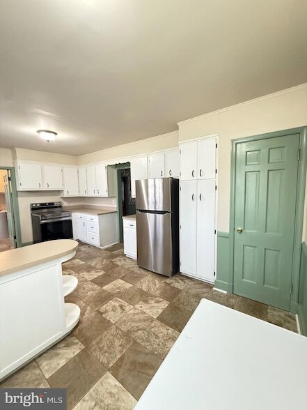 Building Photo - 118 St Marys Ave