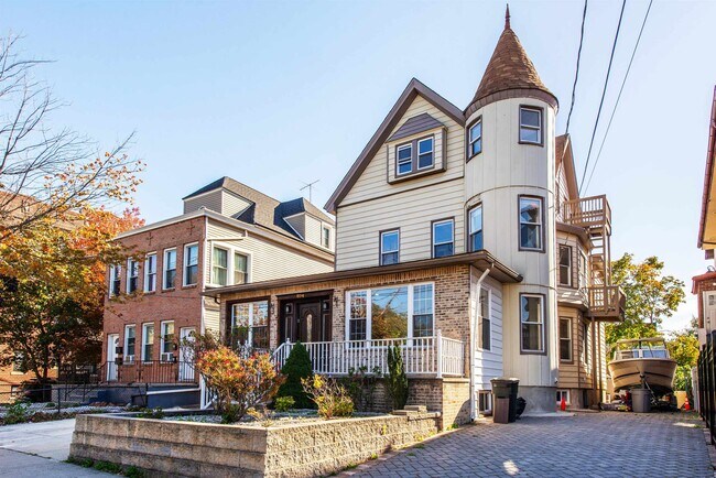 Building Photo - 894 AVENUE C