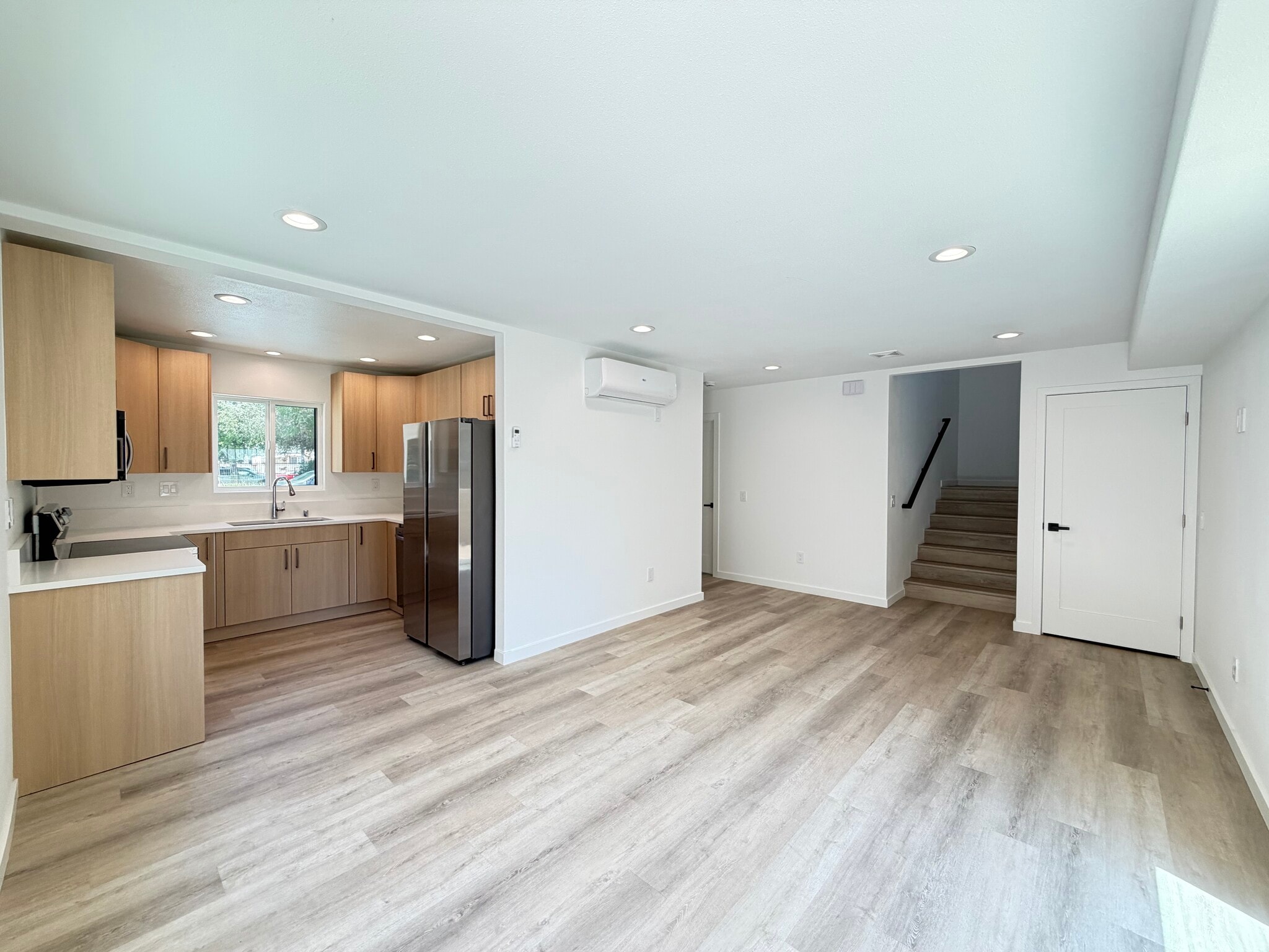 Living - 14818 Astoria St