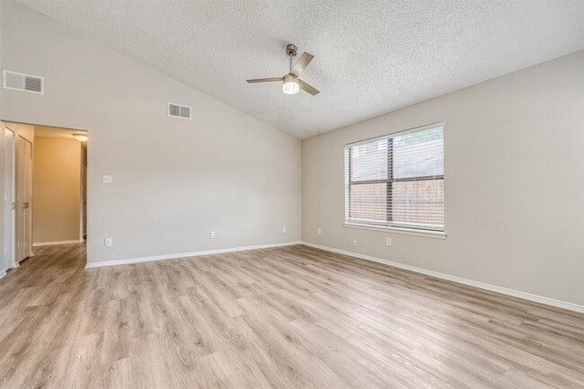 Building Photo - 1428 Lakecrest Dr