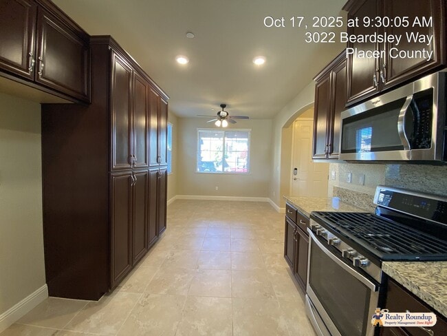 Building Photo - Pristinely Maintained Roseville Home with ...