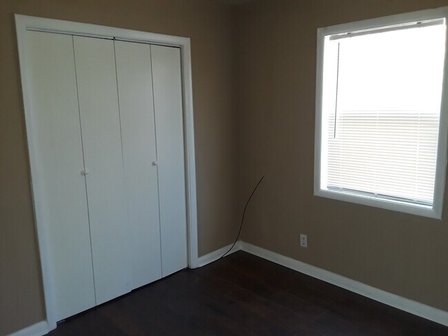 Building Photo - Spacious 4 Bedroom House