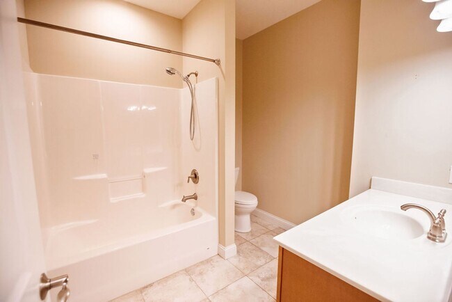 Building Photo - 3 Bed (with 4th bed potential downstairs),...