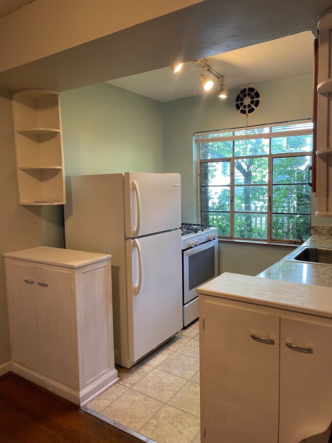 Kitchen with gas stove - 814 Ellison Ave