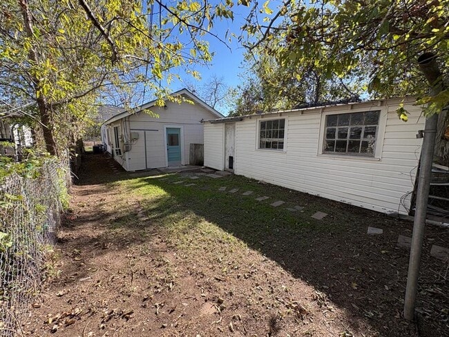 Building Photo - 4620 Bennett Ave