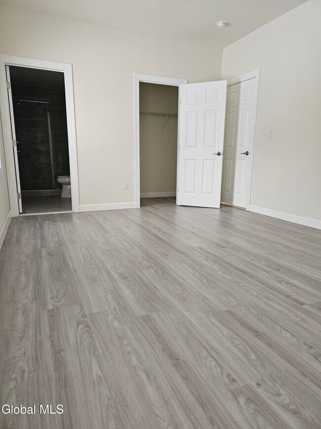 Building Photo - 489 Grooms Rd