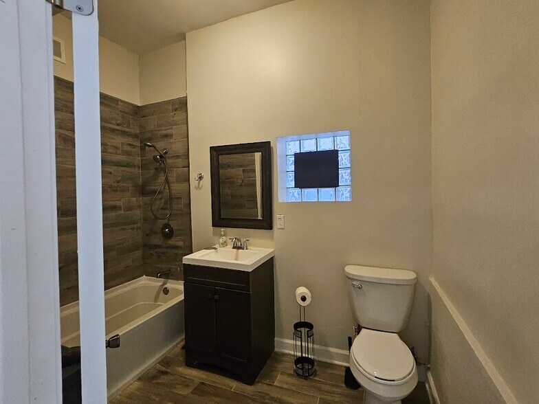 Bath - 2417 W Warren Blvd