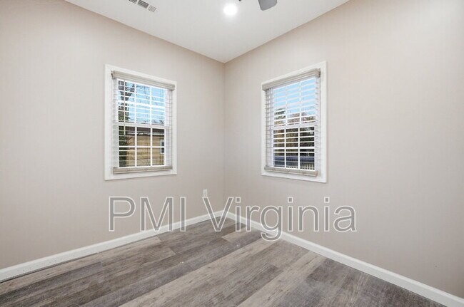 Building Photo - 402 Heffelfinger St