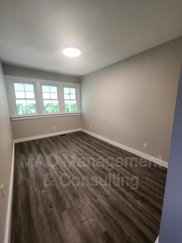 Building Photo - 1067 Crescent Dr