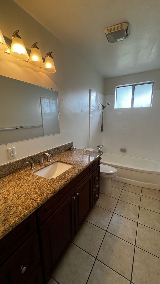 Building Photo - 3 Bed 2 Bath Downstairs Apartment For Rent...