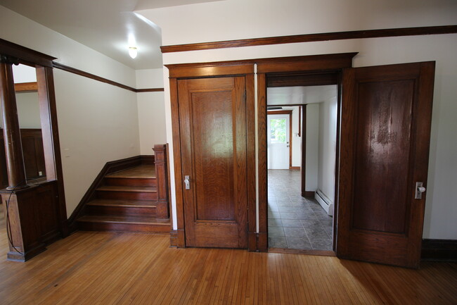 Foyer - 305 S 21st Ave E