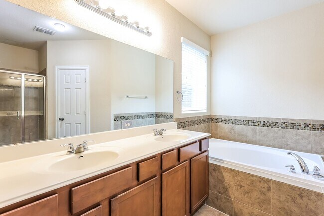 Building Photo - Charming Home In Gated Community