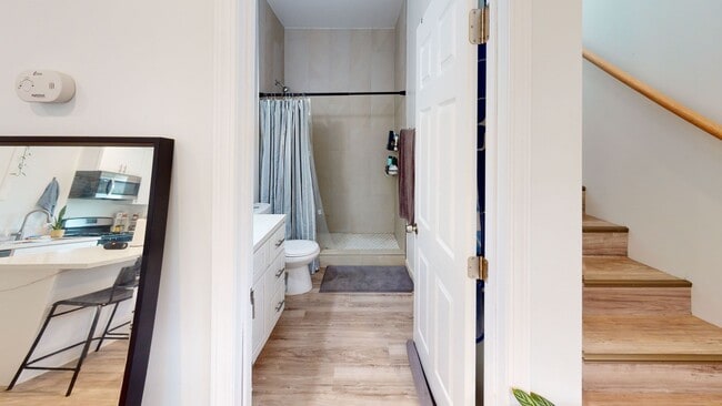 Building Photo - Private turfed yard!