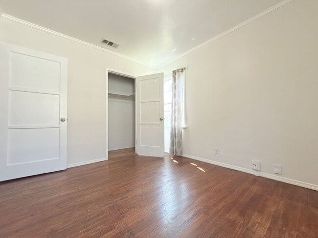 Building Photo - Bright and Spacious Two-Bedroom in Sun Valley