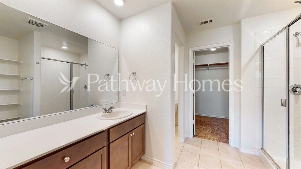 Building Photo - 957 English Dr