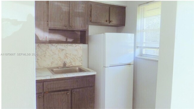 Building Photo - 6125 SW 48th Ct