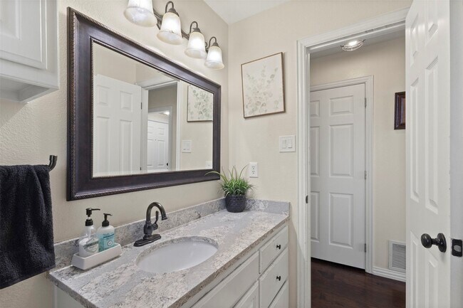 Building Photo - 403 Carolota Ln