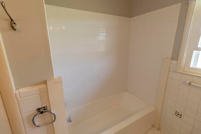 Building Photo - 1213 E Smiley Ln