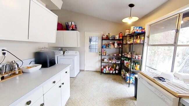 Building Photo - WALK TO SDSU! 5 bed 2 bath House w/ A/C