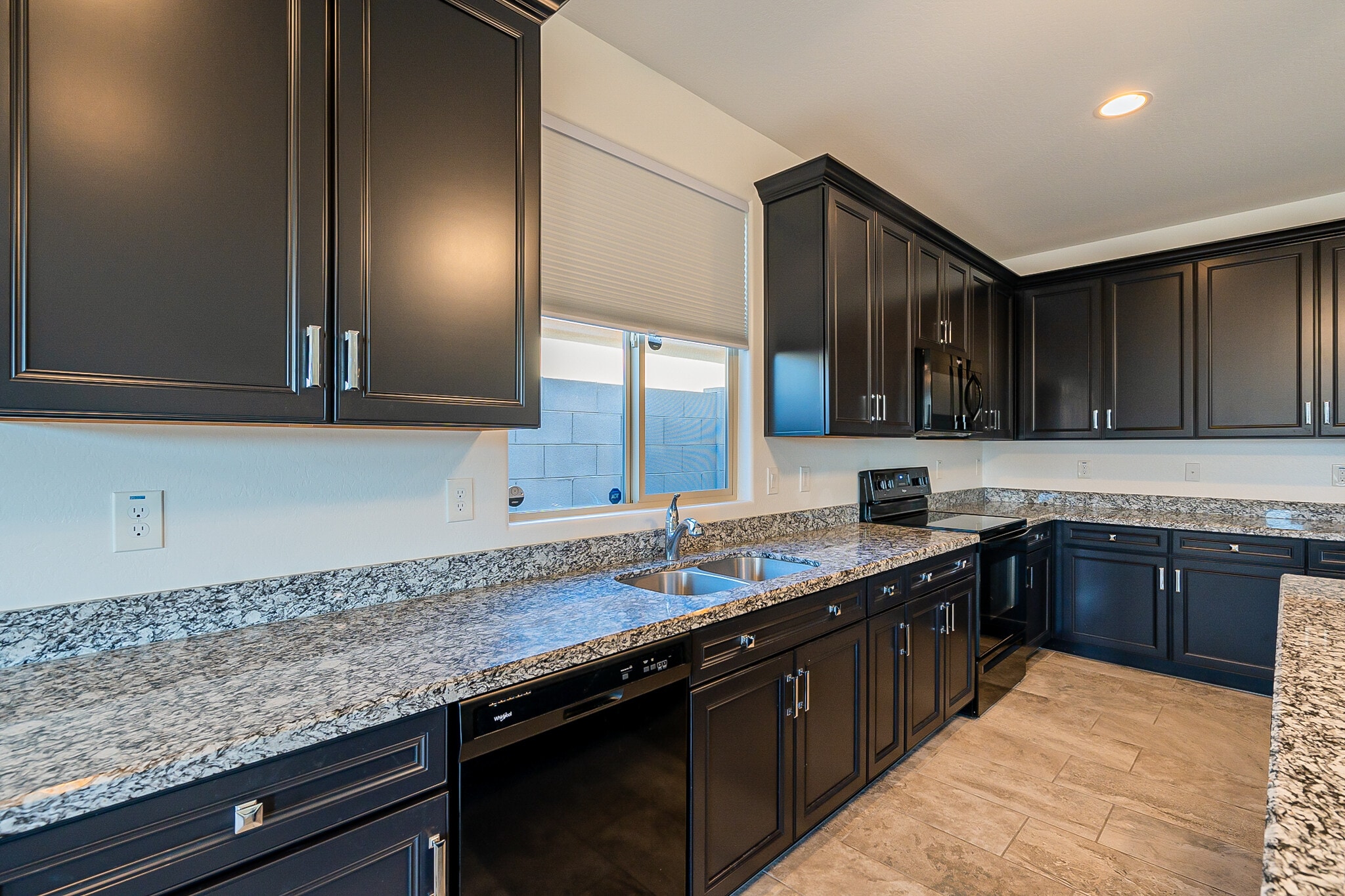 Building Photo - 15877 W Mauna Loa Ln
