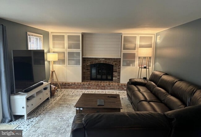 Building Photo - 7000 Old Cabin Ln