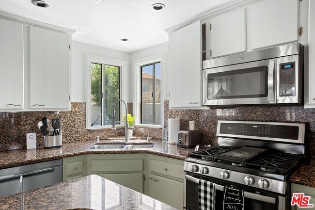 Building Photo - 46374 Willow Ln
