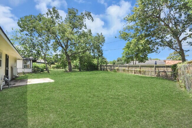 Building Photo - 5003 Enyart St