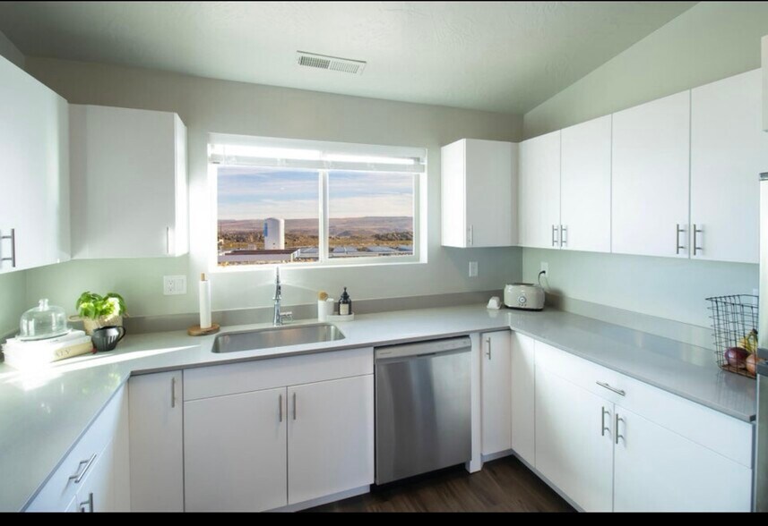 Building Photo - 128 N Lone Rock Dr