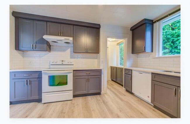 Building Photo - 8 bedroom in Seattle WA 98105