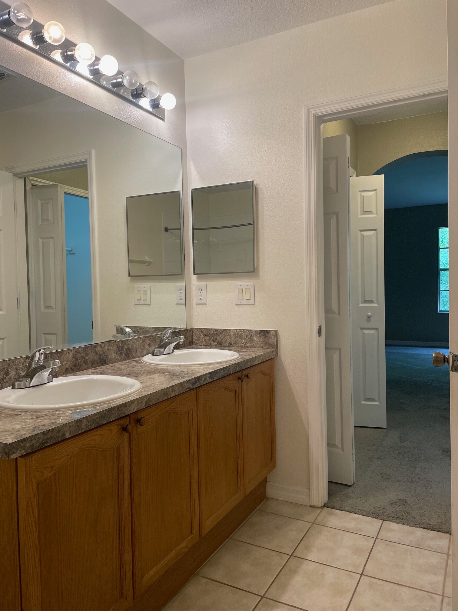 Master $915 bathroom - 3687 Oakdale Cir