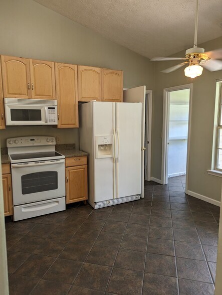 Kitchen - 110 W White Hawthorne Dr