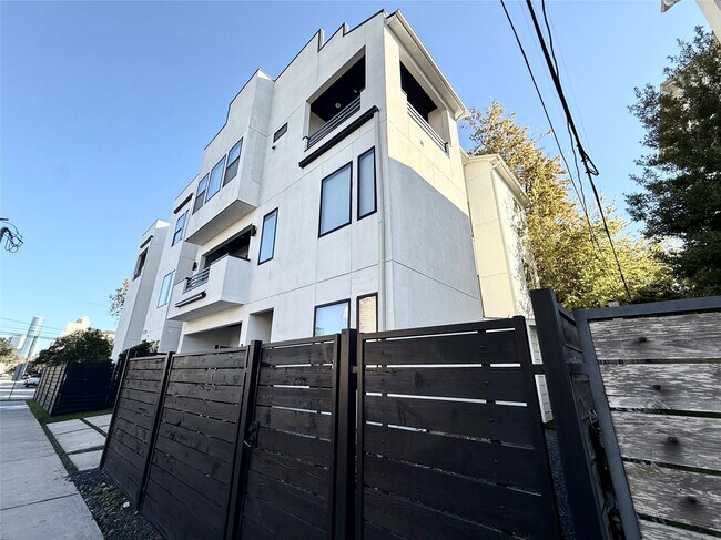 Building Photo - 707 W Clay St