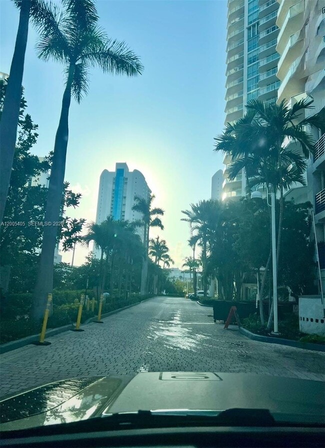 Building Photo - 16500 Collins Ave