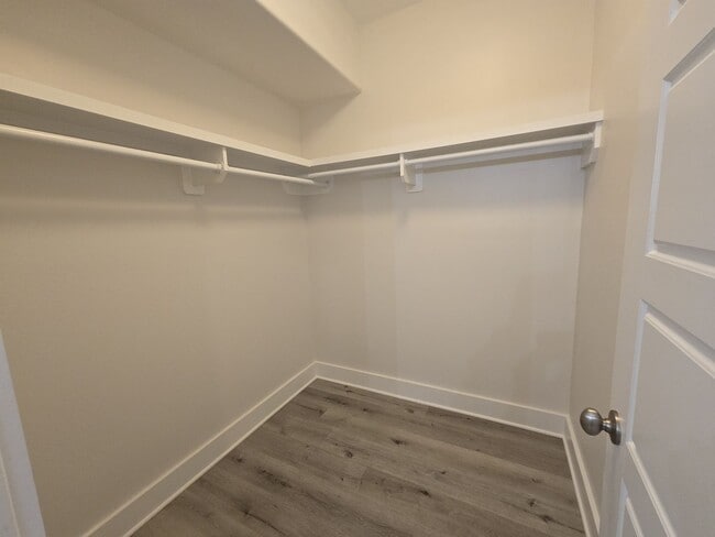 Building Photo - End Unit 3/3.5 Townhome w/ Community Pool!