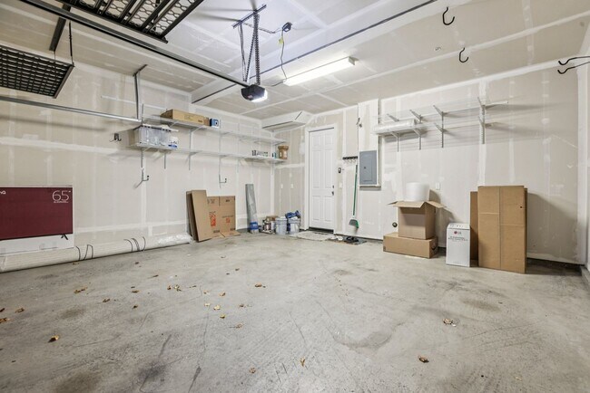 Building Photo - Beautiful Corner-Unit Townhome Near Downtown – 4 Bed | 3 baths