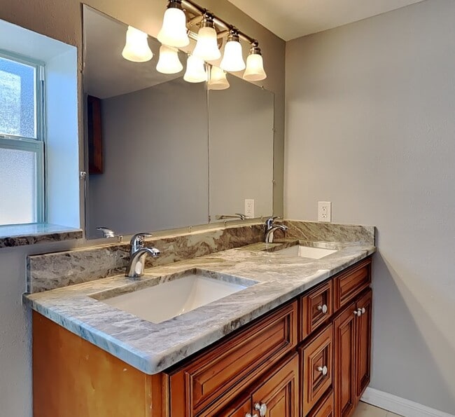 Building Photo - 4402 W Sevilla St