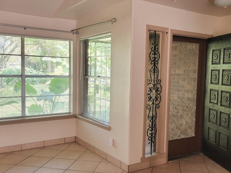 front door Wayne - 43A N Coria St