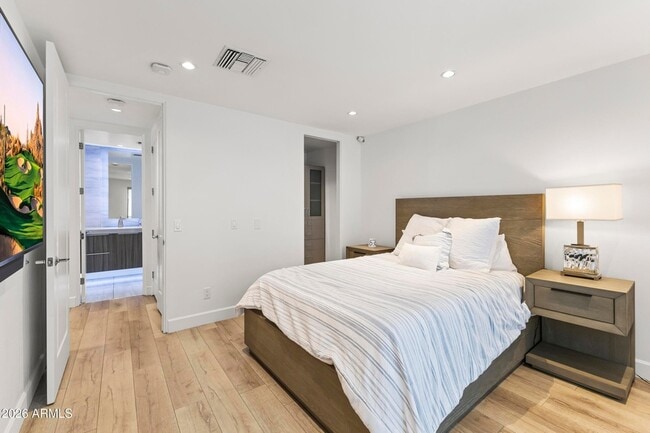 Building Photo - 6834 N 72nd Pl