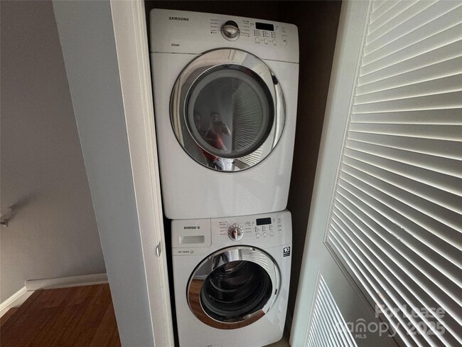 Building Photo - 559 New Bern Station Ct