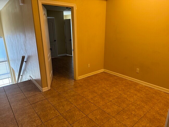 Building Photo - 1204 West Kiwi