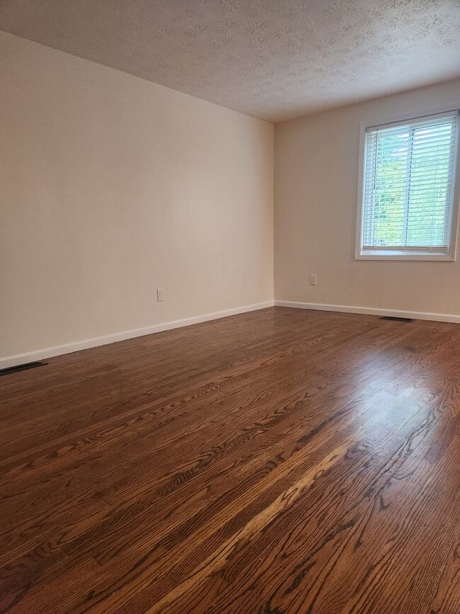 Building Photo - For Rent – Beautiful 3-Bedroom Split-Level...