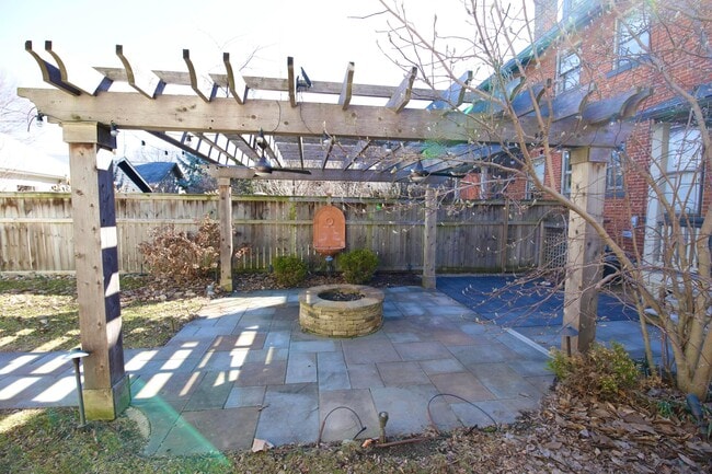 Building Photo - 310 E Beck St