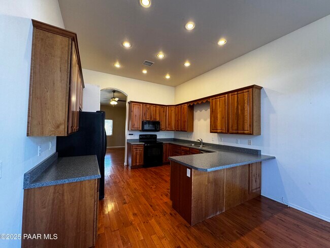 Building Photo - 3750 N Meadowlark Dr