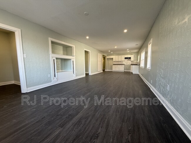 Building Photo - 61 S Parkway E