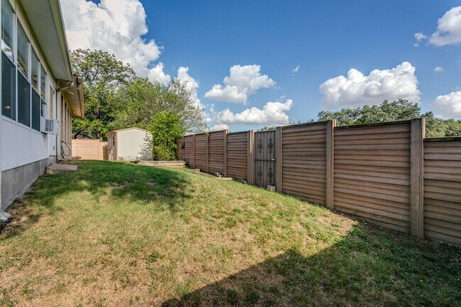 Building Photo - Charming 3-bedroom, 2 bath home in desirab...